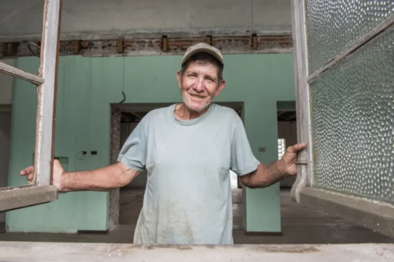 Sérgio Santos é um dos guardiões da história do prédio. Foto: Letícia Akemi/Gazeta do Povo