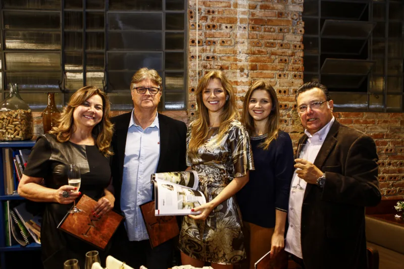 Soraia Weigert, Marcos Weigert, Rafaela Weigert, Bruna Weigert e Adalberto Bessa. Foto: André Rodrigues/Gazeta do Povo