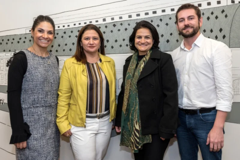A arquiteta Carla Kiss, a coordenadora técnica do projeto Rose Guazzi, a superintendente do Shopping Mueller Daniela Baruch e o analista de RH da Electrolux Juliano Ferreira. Foto: Divulgação