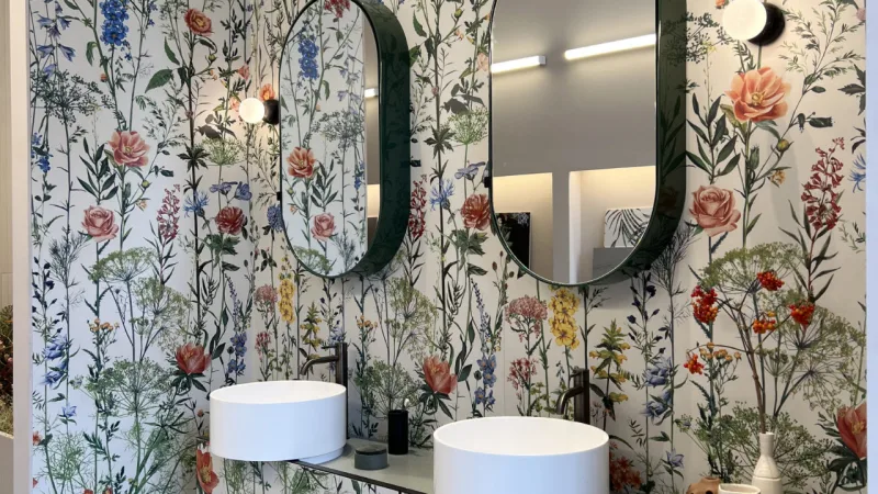 Porcelanato floral até na porta do armário, pela Impronta