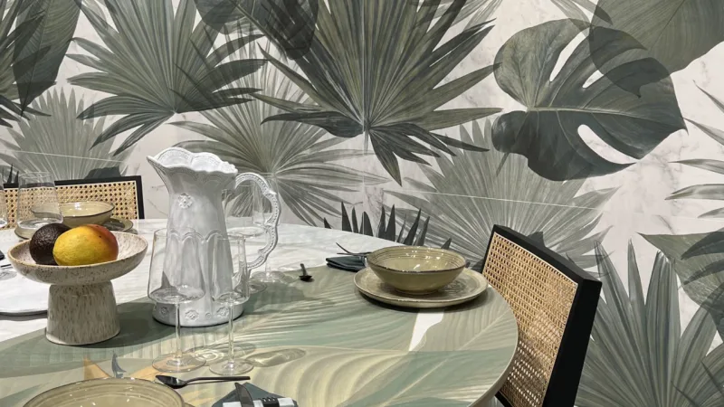 Motivos tropicais por toda a sala de jantar da Fap