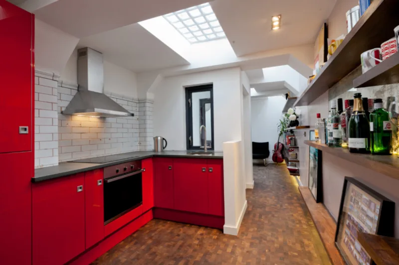 A casa conta com sala, quarto, banheiro, uma ampla cozinha e até um terraço interno (Foto: Fiona Murray)