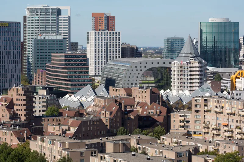 Vista da cidade com as Casas Cubo, projeto de Piet Blom dos anos 1970, e o Markthal, construção com 40 metros do MVRDV que reúne o primeiro mercado coberto da Holanda, restaurantes e residências.
Foto: Ossip van Duivenbode/Divulgação