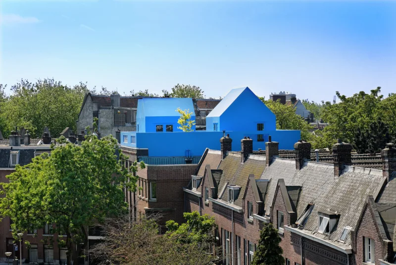 Terraço residencial foi todo pintado de azul, como um prolongamento do céu. Mais do que a casa, a própria cidade ganhou com a ousadia do conceituado escritório holandês MVRDV.
Foto: Rob ‘t Hart/Divulgação