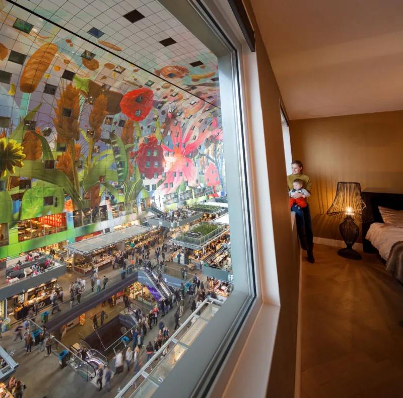 Vista do mercado e do teto cheio de arte a partir de uma das residências do arco principal do Markthal, o melhor exemplo contemporâneo da união de espaços públicos e privados.
Foto: Ossip van Duivenbode/Divulgação