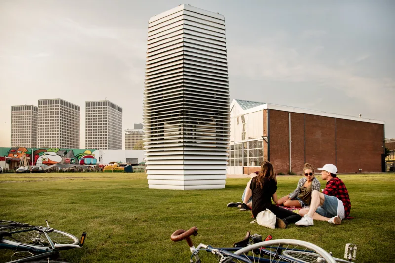 Maior purificador de ar do mundo, elaborado pela equipe do premiadíssimo artista Daan Roosegaarde: a torre de 7 metros não resolve o problema da poluição, mas inspira as pessoas a pensar o problema e se tornar parte da solução.
Foto: Studio Roosegaarde/Divulgação