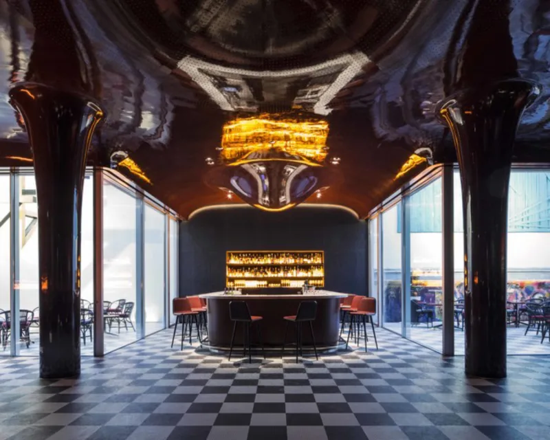 O Les Bains é um estabelecimento francês que foi premiado como melhor projeto de restaurante na Europa