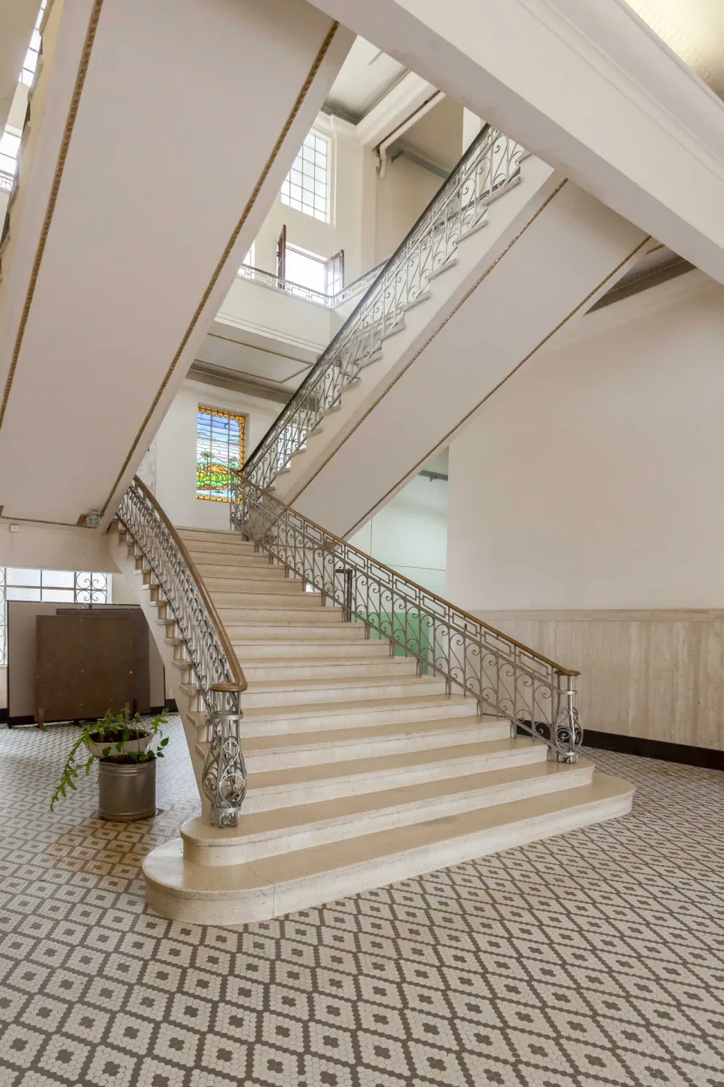Saguão de entrada do prédio histórico da UFPR recebe alunos e visitantes com piso rico em detalhes (Foto: Fernando Zequinão)