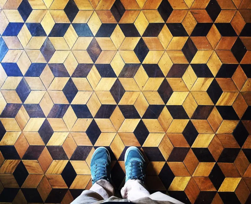 Detalhes do piso do Expresso Curitiba (Reprodução Instagram/@bethosantoss)