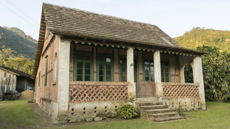 Casa enxaimel antiga, com mais de 100 anos, que não passou por reformas ou remontagem recentes.