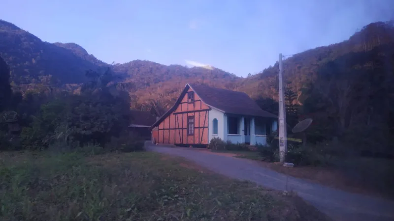 Casa enxaimel com fachada em reboco, símbolo de modernização entre os anos 40 e 50.