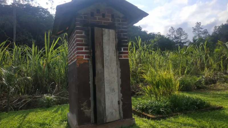 Atrás da Casa Radünz, um defumador de carnes ainda é utilizado pelos proprietários.