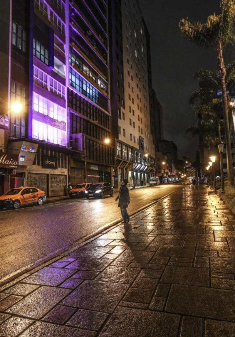 Predios iluminados para conscientização do cancer de mama na ação conhecida como Outubro Rosa. Na foto edificio Maringa na rua Candido Lopes
