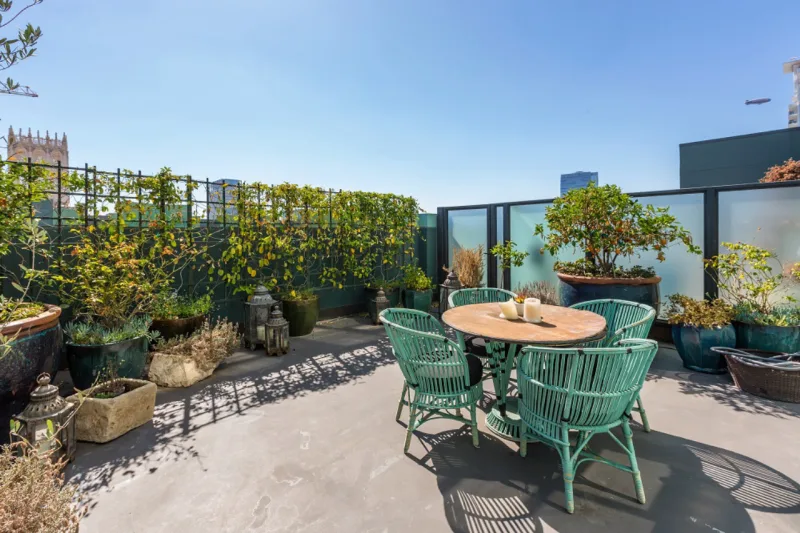 Outro terraço privativo da cobertura, repleto de plantas.