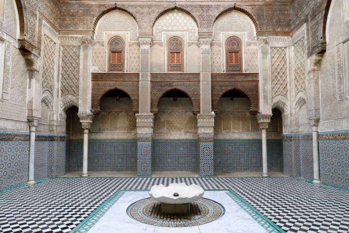 Detalhes em piso e ornamentação das paredes de al-Qarawiyyin também foram alvo de restauro. Foto: Bigstock