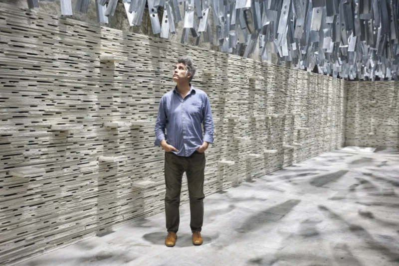 O arquiteto chileno Alejandro Aravena, curador da Bienal de Arquitetura de Veneza 2016. Foto: James Mollison/Divulgação