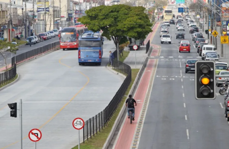 Convivência de diferentes modais de transporte e outras formas de resolver a difícil questão da mobilidade urbana estarão em debate na palestra que acontece no CAU/PR nesta quinta-feira (24).
Foto: Antonio More / Gazeta do Povo