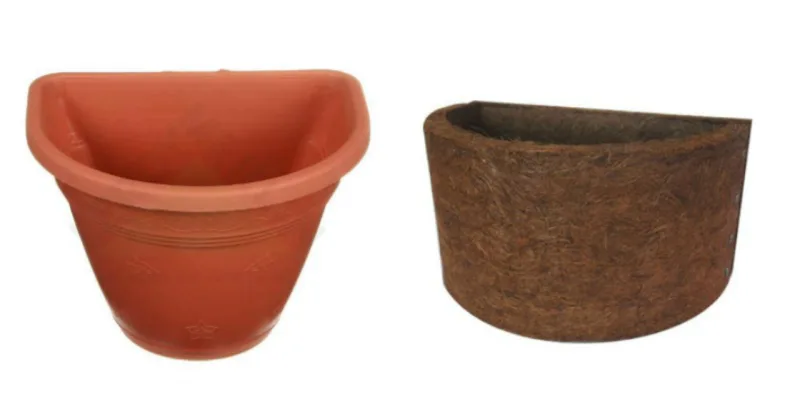 O vaso plástico 11 x 12 cm custa R$ 6,19 a unidade, enquanto o módulo feito com fibra de coco, tamanho 13 x 8 cm, custa 14,90. Ambos são encontrados na Leroy Merlin. Fotos: Divulgação