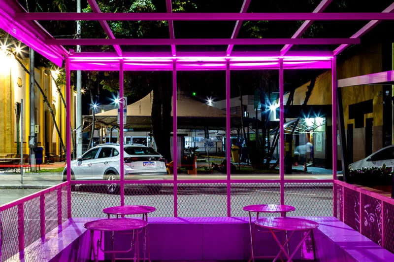 Toldo removível do parklet, instalado apenas nos dias de chuva