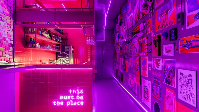 Na decoração do bar Buraco, obras de arte de artistas locais, peças de antiquário e uma parede de post-is para os clientes deixarem recados
