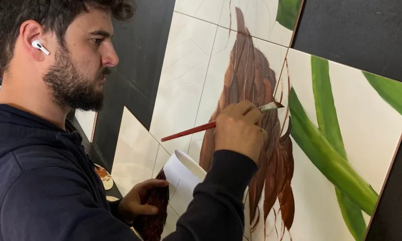 Rômulo Lass trabalhando no mural de 50 metros quadrados