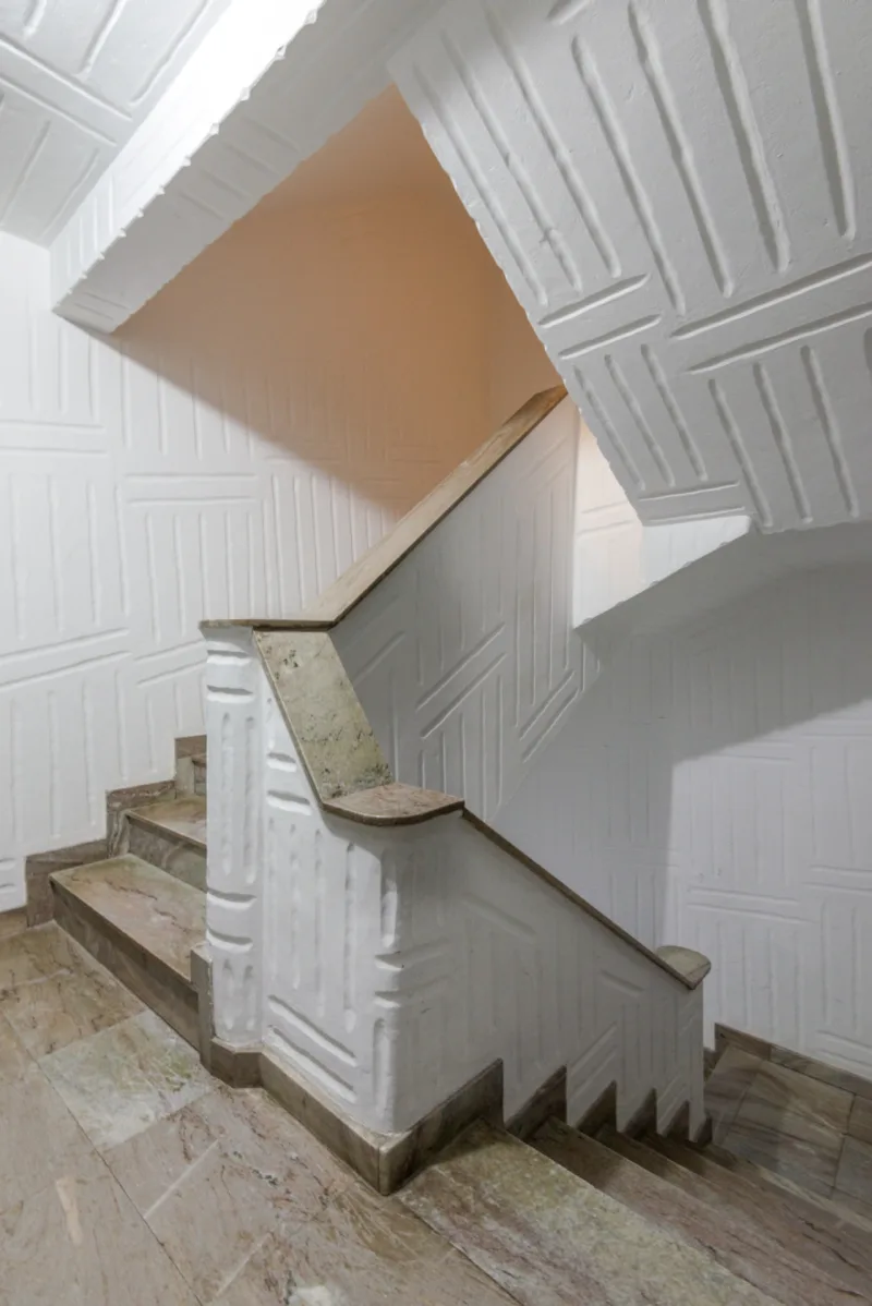 Geometrismo das escadas é potencializado pela textura.