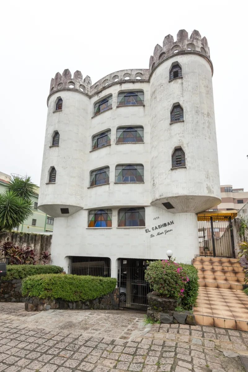 A linguagem do edifício desperta a curiosidade de quem passa pela Rua José de Alencar, quase esquina com a Dr. Goulin.