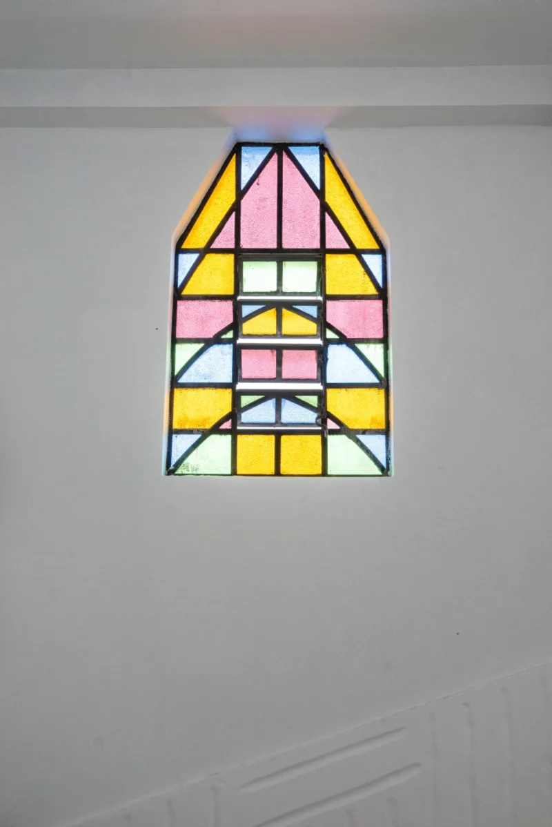 Os vitrais formam desenhos que lembram castelos.