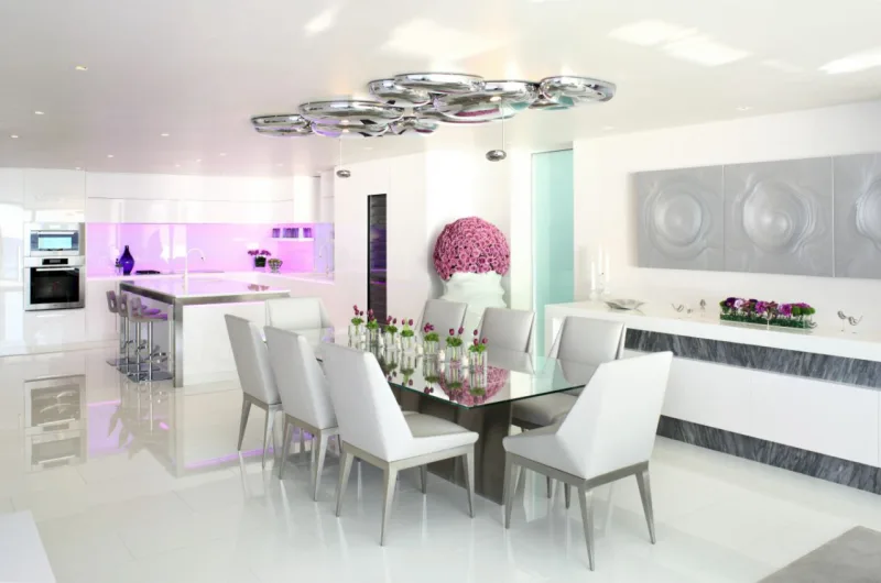 Casa tem iluminação e itens de design com pegada futurista.
Fotos Divulgação/Landry Design Group