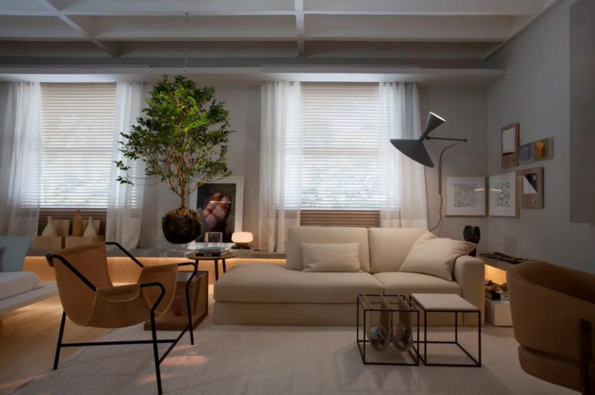 A jabuticabeira parece levitar no ambiente criado pelo arquiteto Nildo José para a edição desde ano da Casa Cor São Paulo. Foto: Marco Antonio/Divulgação