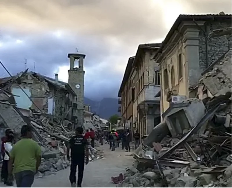 Cidade de Amatrice depois do terremoto desta quarta-feira (24). Foto: Reprodução Twitter.