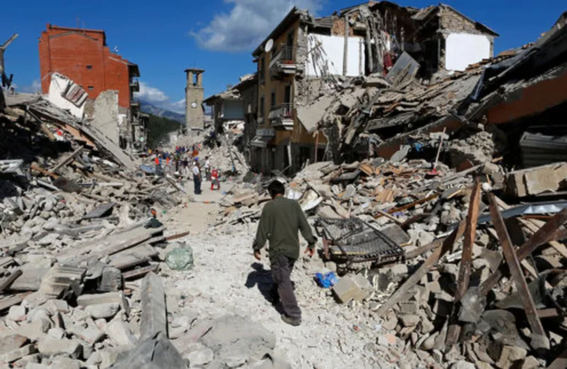 Foto de Amatrice destruída mostra apenas a Torre Cívica intacta.