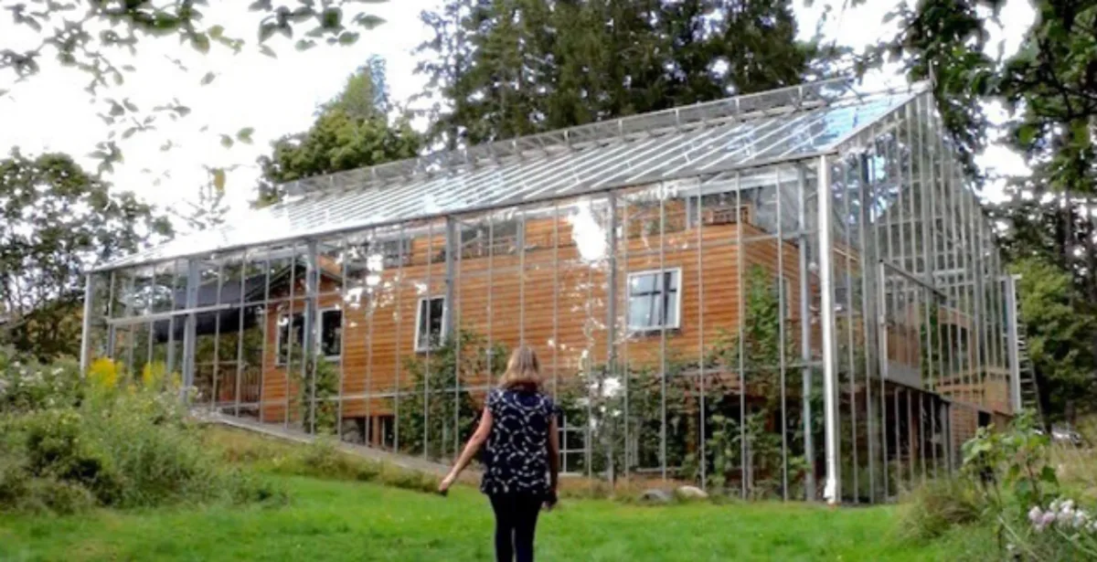 Casa protegida por estufa na Suécia mantém a temperatura entre 15 e 20 graus. 
Foto: Reprodução