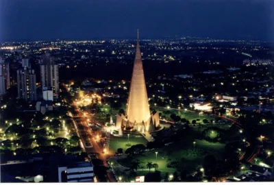 A catedral de Maringá, projeto de  1972 idealizado pelo arquiteto paulista José Augusto Bellucci, é destaque na paisagem da cidade.  
FOTO: James Negrini / Arquivo Gazeta do Povo  