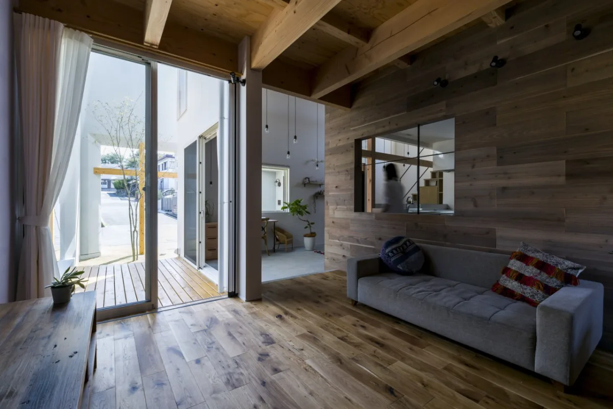 Criada pelo escritório japonês ALTS Design, a casa dá aos moradores vista ampla para a rua ao mesmo tempo em que preserva sua intimidade. Foto: Yuta Yamada/Divulgação