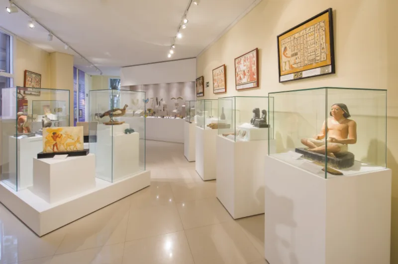 Matéria sobre a Ordem Rosa Cruz , Caderno G, Haus. Fotos Ordem Rosacruz. Museu Egípcio. Múmia Andina, múmia Tothmea, Grão-mestre Helio de Moraes e Marques , Rose-Croix . Local: Ordem Rosacruz Rua Nicarágua, 2620.