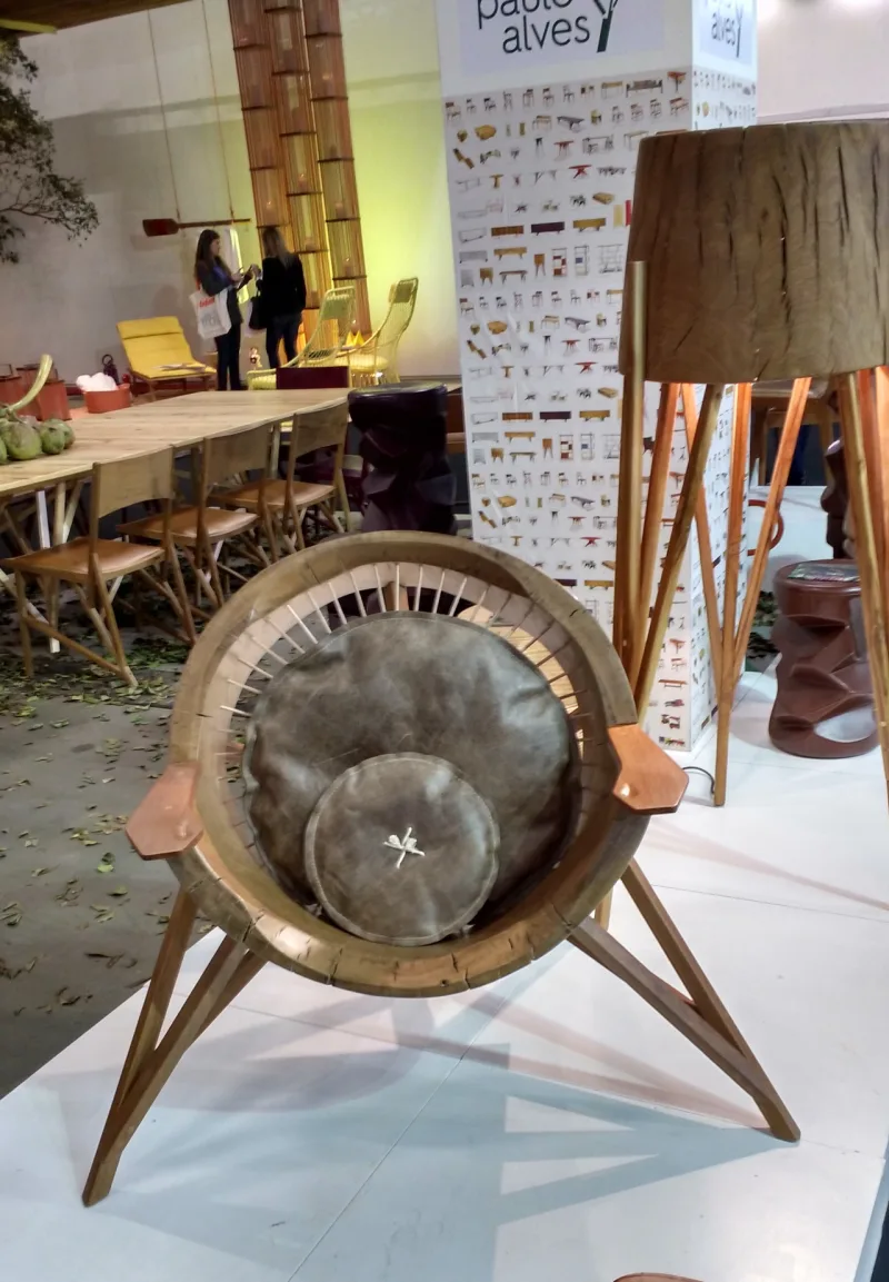 Peça lançada por Paulo Alves durante a High Design. A poltrona é resultado da parceria com Hugo França, autoridade em reaproveitar resíduos florestais para a produção de mobiliários únicos.
Foto: Daliane Nogueira / Gazeta do Povo
