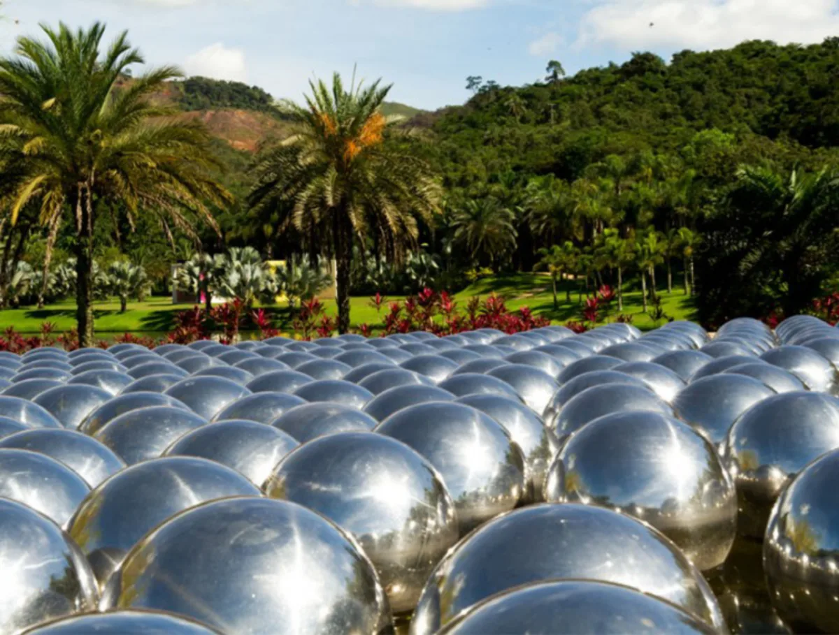 Obra Narcissus garden", de Yayoi Kusama  (1966). 
Foto: Instituto inhotim / Divulgação. 