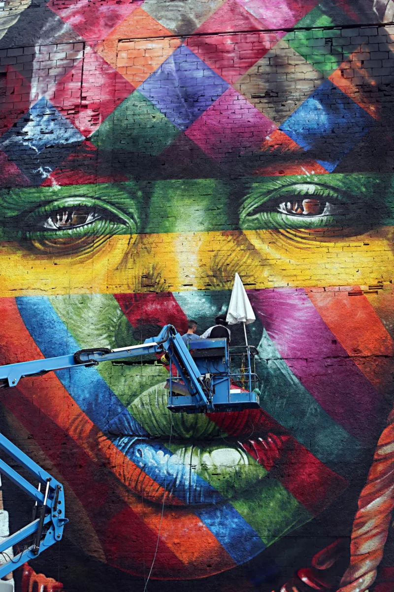 Painel feito por Eduardo Kobra na Zona Portuária do Rio durante a finalização.
Foto: Albari Rosa / Gazeta do Povo