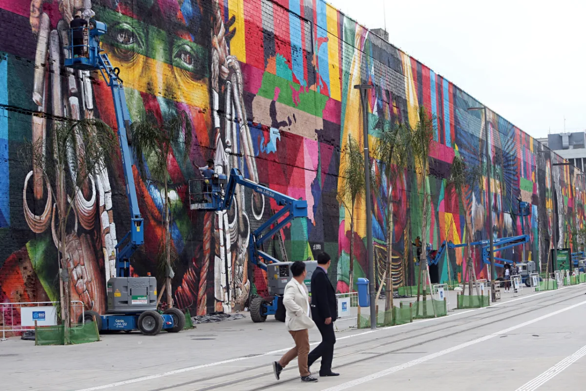 Mural de 3 mil metros quadrados executado por Edurdo Kobra é atração na Zona Portuária do Rio de Janeiro. 
Foto: Albari Rosa / Gazeta do Povo 