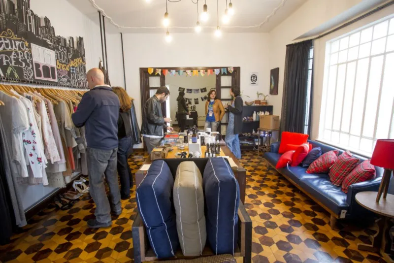 O bazar possui itens de decoração, vestuário e gastronomia, privilegiando marcas locais. Foto: Hugo Harada/Gazeta do Povo