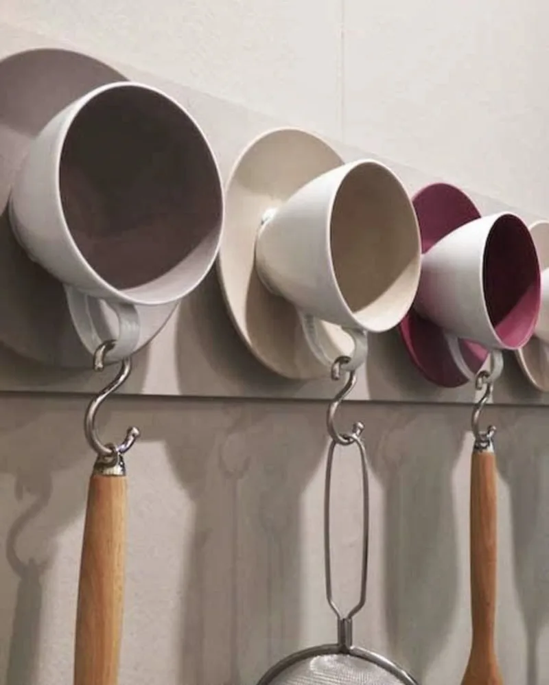 Xícaras enfeitam e servem de suporte para os ganchos da cozinha.