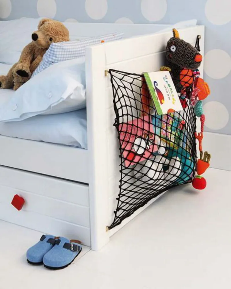 Tela na lateral da cama para guardar brinquedos.