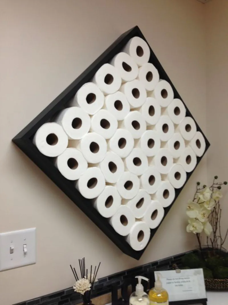 Um grande nicho para guardar os rolos de papel higiênico se transformou num acessório diferente de decoração.