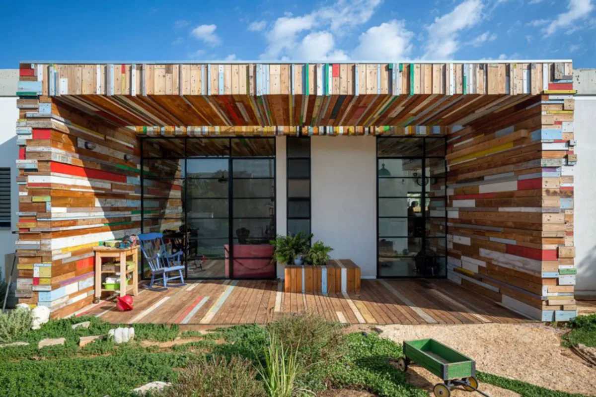 Casa em Israel foi revestida com pedaços de madeira colorida e reaproveitada dando ar criativo e único aos ambientes. 
Fotos: Sharon Tzarfati / Divulgação 
