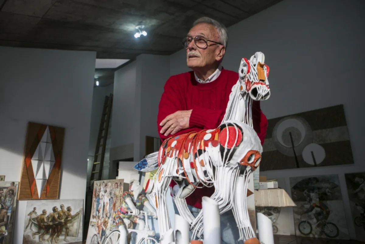 Walton é conhecido no cenário local como o “homem dos cavalos”. Na foto, o artista e sua escultura de sucata. Foto: Marcelo Andrade/Gazeta do Povo