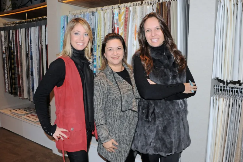 A arquiteta Simone Volpi, a designer Fabi Yoneoka e a arquiteta Clarice Volpi.