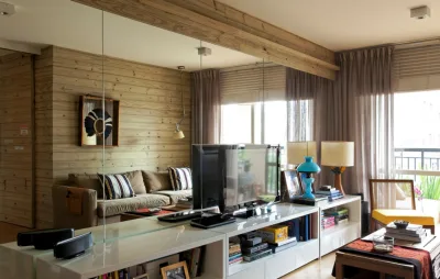 Móveis planejados, espelhos e integração foram algumas das soluções de Cinthia Liberatori para este apartamento de 70 m². Foto: Divulgação Cinthia Liberatori