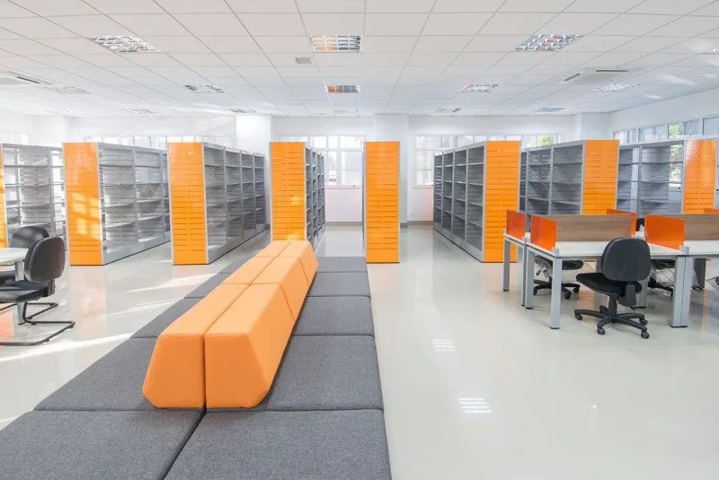 Biblioteca do Sena Portão: salas têm sistema eficiente de ventilação para economizar energia com ar condicionado.
Foto: RAC Engenharia / Divulgação