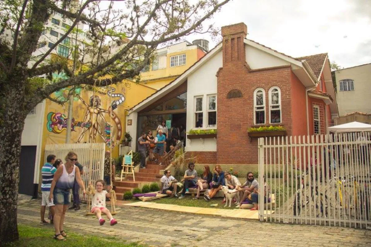Casa 102, no bairro São Francisco terá bazar com arte, design e moda neste domingo (17). 
Foto: Divulgação